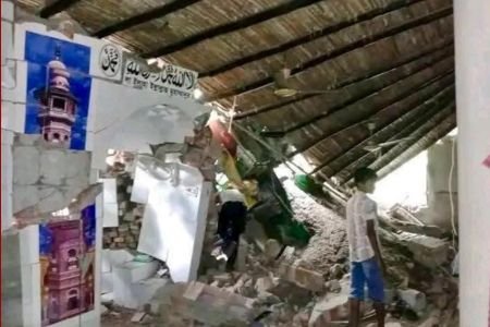নওগাঁয় নিয়ন্ত্রণ হারিয়ে মসজিদে পণ্যবাহী ট্রাকের ধাক্কা, অল্পের জন্য রক্ষা পেলেন মুসল্লিরা