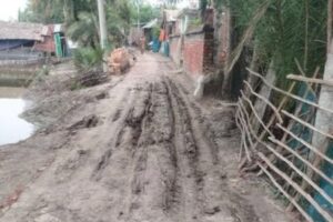 পাইকগাছায় দীর্ঘদিন সংস্কারহীন গড়ের আবাদ রাস্তা; বর্ষার আগেই মেরামতের দাবি এলাকাবাসীর