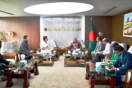 প্রবাসী কল্যাণ মন্ত্রীর সাথে আইওএম বাংলাদেশের চিফ অব মিশনের বৈঠক