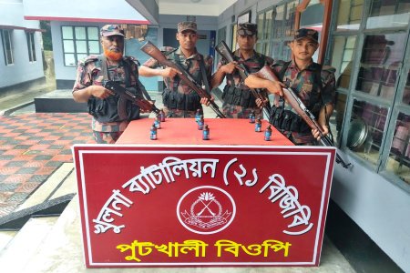 বেনাপোল পুটখালী সিমান্ত এলাকায় বিজিবি অভিযানে ভারতীয় ফেনসিডিল উদ্ধার