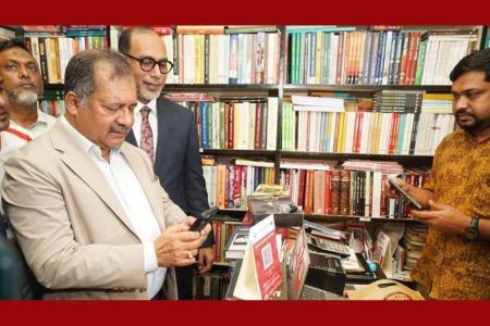 ‘বাংলা কিউআর’ কোড স্ক্যান করে ক্যাশলেস প্রযুক্তিতে বই কিনলেন তথ্যমন্ত্রী