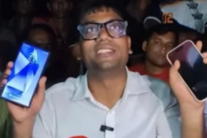 ‘দুই ফোনেই চার্জ আছে’—গ্রামে বিদ্যুৎ পরিস্থিতি নিয়ে যা বললেন যুবদল নেতা নয়ন