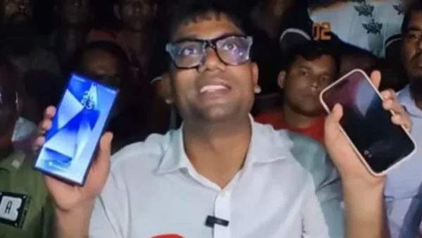 ‘দুই ফোনেই চার্জ আছে’—গ্রামে বিদ্যুৎ পরিস্থিতি নিয়ে যা বললেন যুবদল নেতা নয়ন